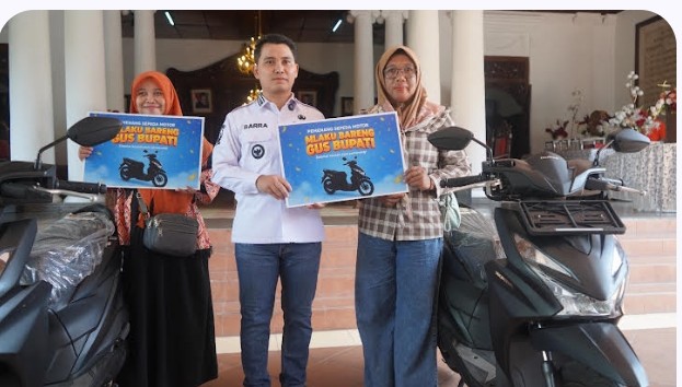 Gus Bupati Mojokerto Serahkan Dua Unit Motor Untuk Warga