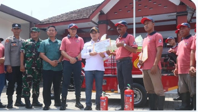 Bupati Mojokerto Serahkan Perangkat Pemadam Kebakaran Untuk Desa Kepuhanyar