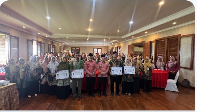 Bupati Mojokerto Kucurkan Insentif Rp1,3 Miliar untuk Guru SD-SMP Swasta