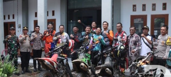 Jalin Sinergi, Polres Nganjuk bersama Komunitas Trail Trabas Kamtibmas Gelar Bansos