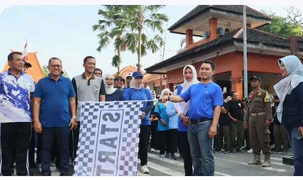 Peringati HUT Korpri Yang Ke 54, Pemkab Mojokerto Gelar Jalan Santai Dan Senam Bersama Forkopimda