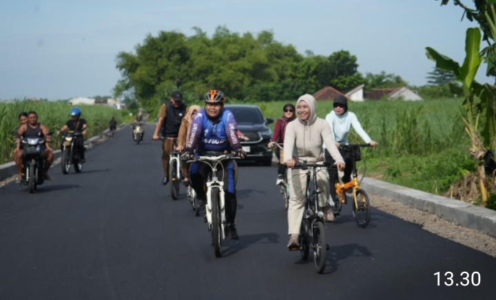 Sambil Gowes, Ning Ita Cek Proyek Pembangunan Kota Mojokerto